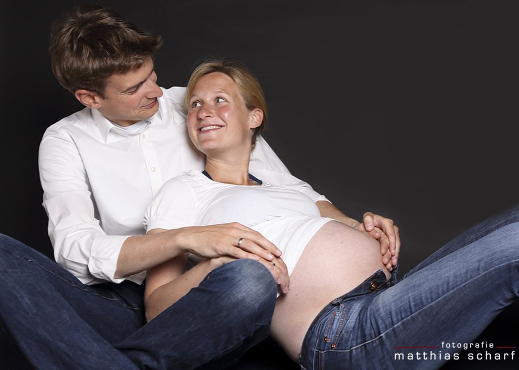 Paar beim Babybauch-Shooting beim Fotograf in Hamburg