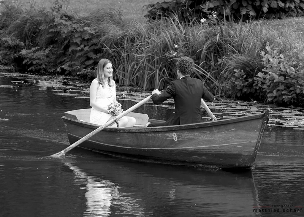 Schwarz Weiß Fotografie eines Hochzeitspaares in einem Boot