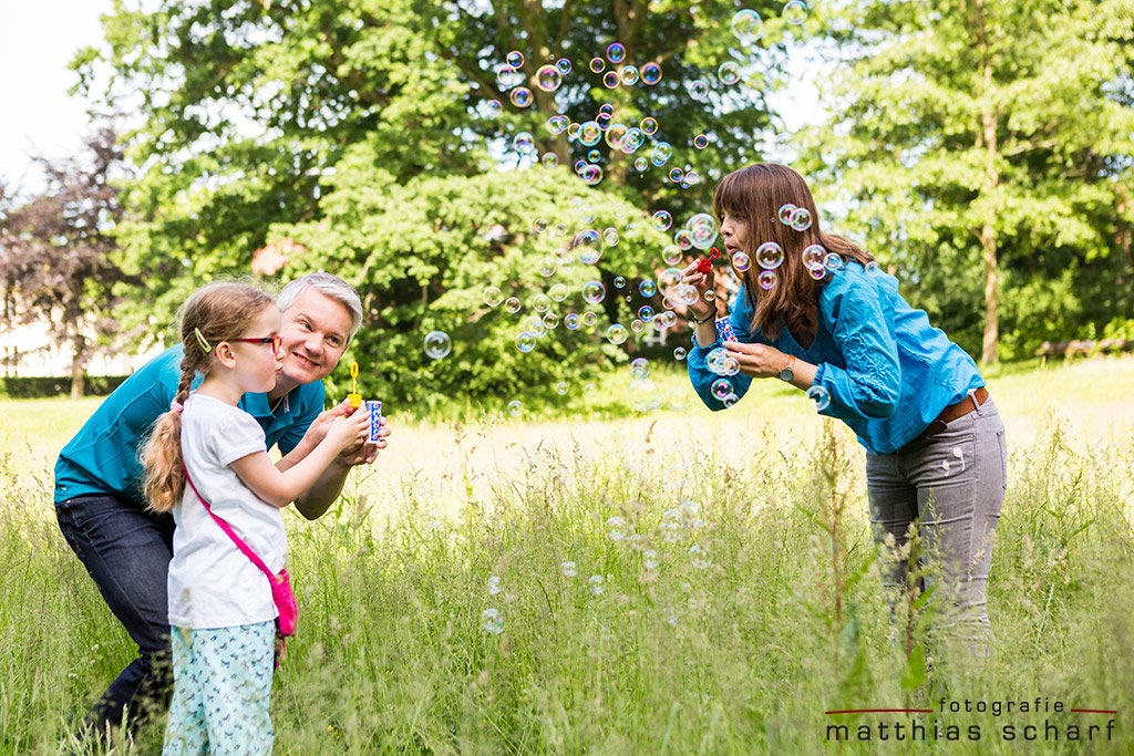 Schöne Kinderfotos Familie macht Seifenblasen in Hamburg