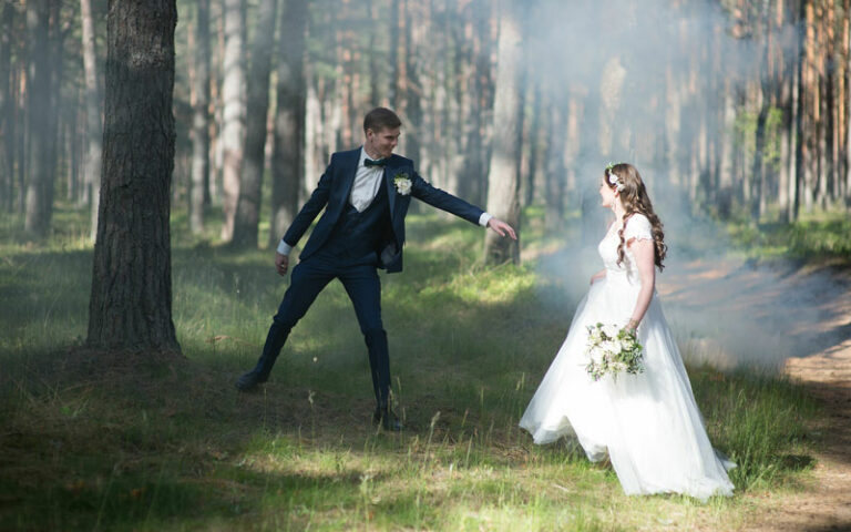 Brautpaar Shooting im Wald Lichteinfall