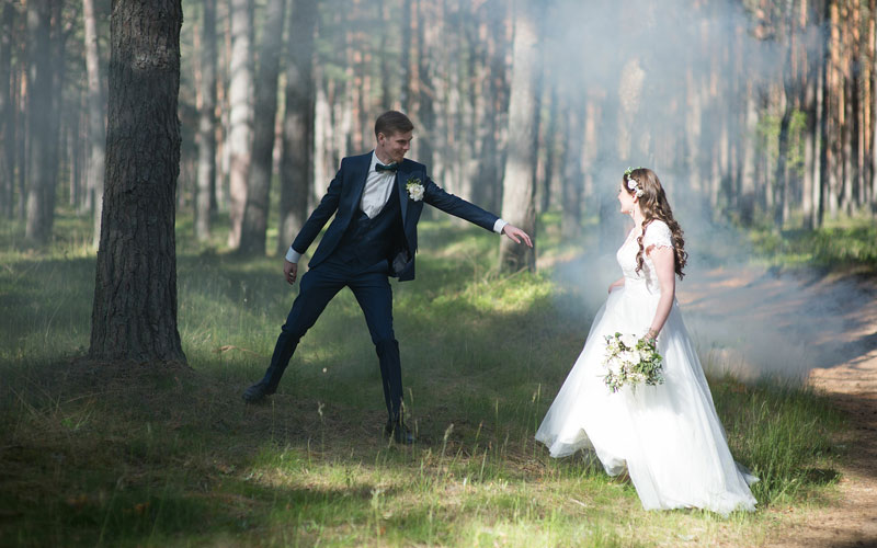 Brautpaar Shooting im Wald bei Lichteinfall