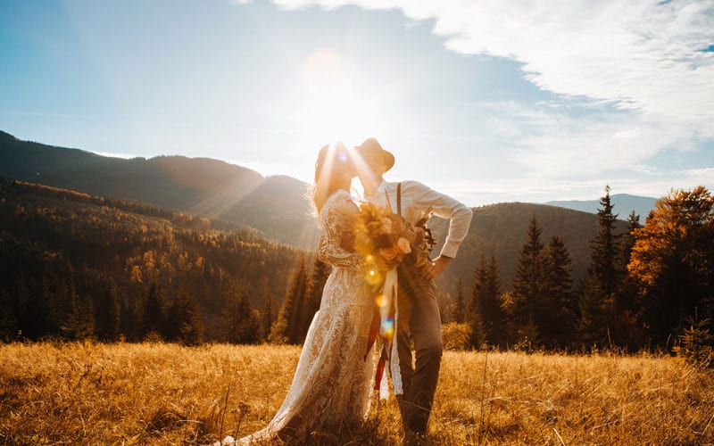 Brautpaar gegen die Sonne fotografiert