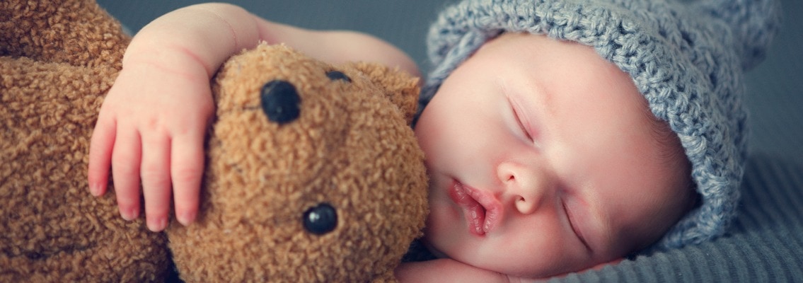 Baby wird bei einem Newborn-Shooting fotografiert